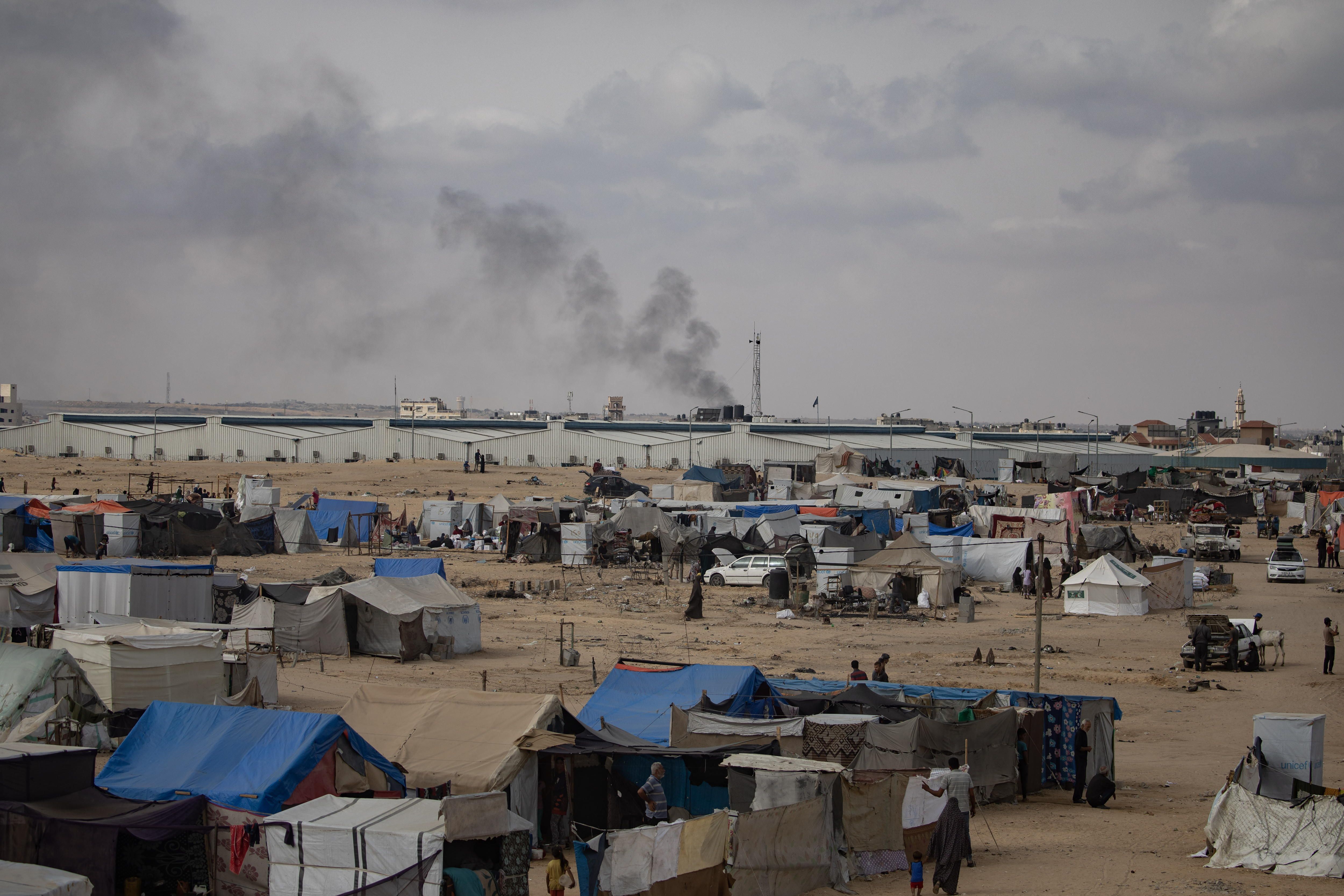 Rafahn (Gaza) dauden palestinar batzuk, hiritik ihes egiteko prestatzen. HAITHAM IMAD / EFE