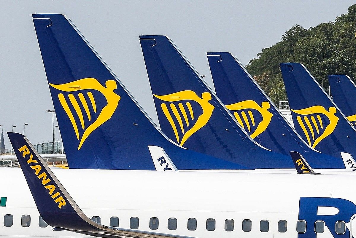 Ryanairreko hainbat hegazkin Charleroiko (Belgika) aireportuan, geldirik, uztailaren 25eko greba egunean. STEPHANIE LECOCQ / EFE. Ryanairreko hainbat hegazkin Charleroiko (Belgika) aireportuan, geldirik, uztailaren 25eko greba egunean. STEPHANIE LECOCQ / EFE.