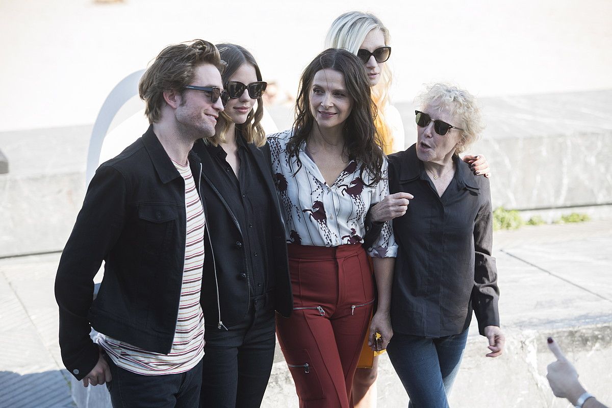 Robert Pattinson, Mia Goth, Juliette Binoche, Agata Buzek eta Claire Denis, atzo, Donostian. JUAN CARLOS RUIZ / FOKU. Robert Pattinson, Mia Goth, Juliette Binoche, Agata Buzek eta Claire Denis, atzo, Donostian. JUAN CARLOS RUIZ / FOKU.