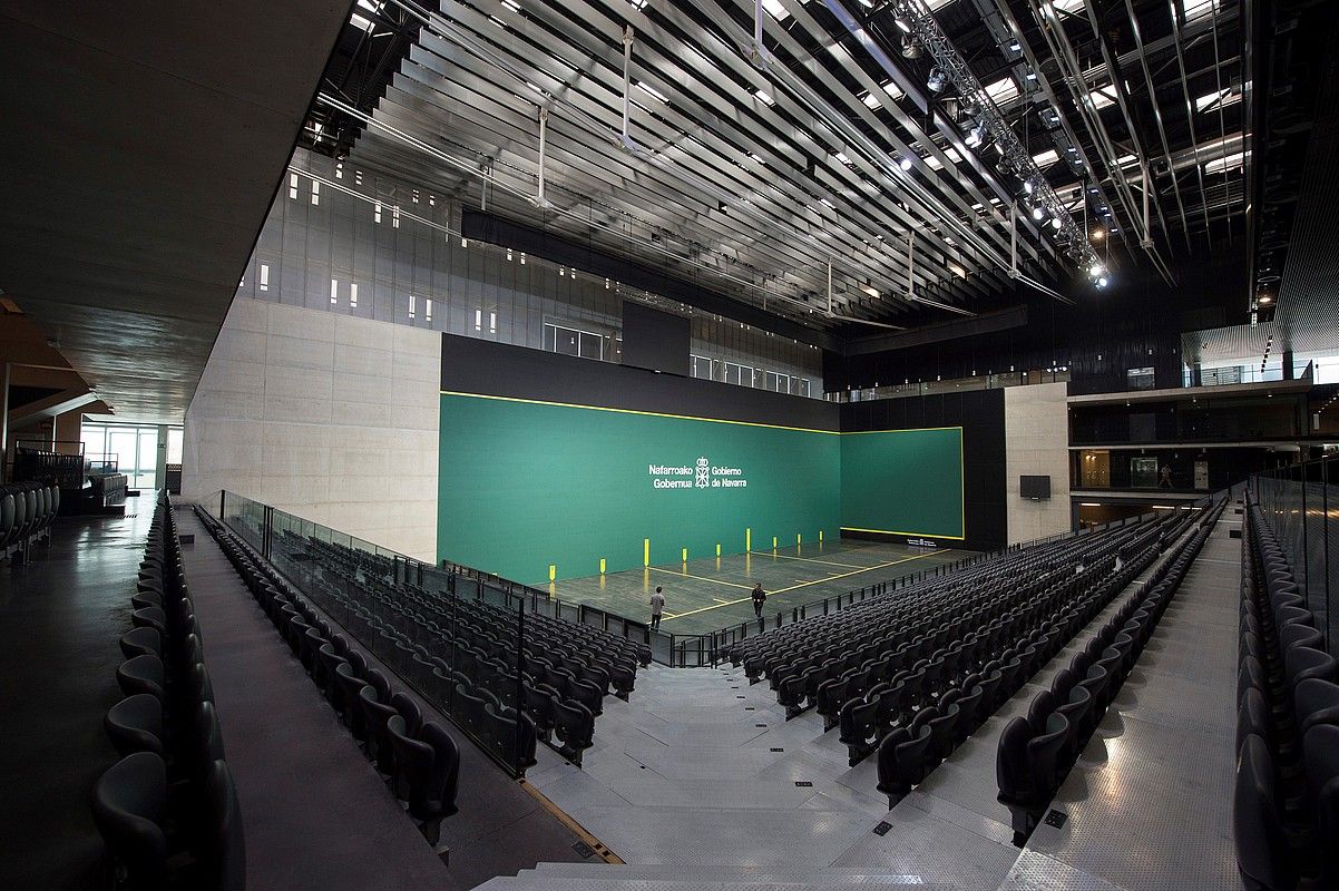 Nafarroa Arena Iruñeko pilotaleku berriko kantxa eta harmailak. IÑAKI PORTO / EFE. Nafarroa Arena Iruñeko pilotaleku berriko kantxa eta harmailak. IÑAKI PORTO / EFE.