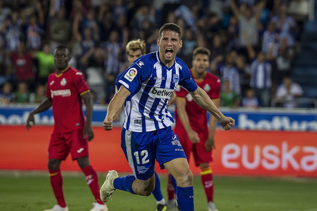 Jonathan Calleri Alaveseko aurrelari argentinarra, gola ospatzen, atzo, Mendizorrotzan. ARITZ LOIOLA / FOKU.