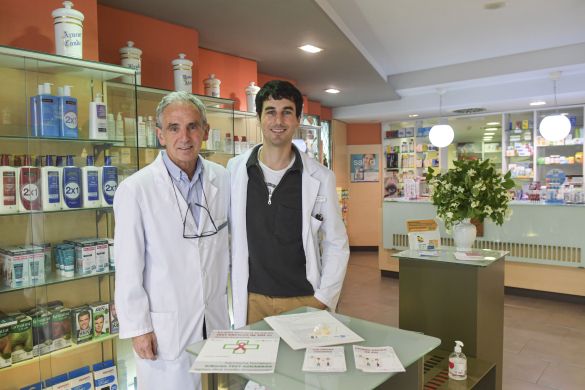 Pello Iturria Sarasibar eta Pello Iturria Ormazabal aita-semeak, joan den astean, Iruñeko euren botikan. IDOIA ZABALETA / FOKU Pello Iturria Sarasibar eta Pello Iturria Ormazabal aita-semeak, joan den astean, Iruñeko euren botikan. IDOIA ZABALETA / FOKU