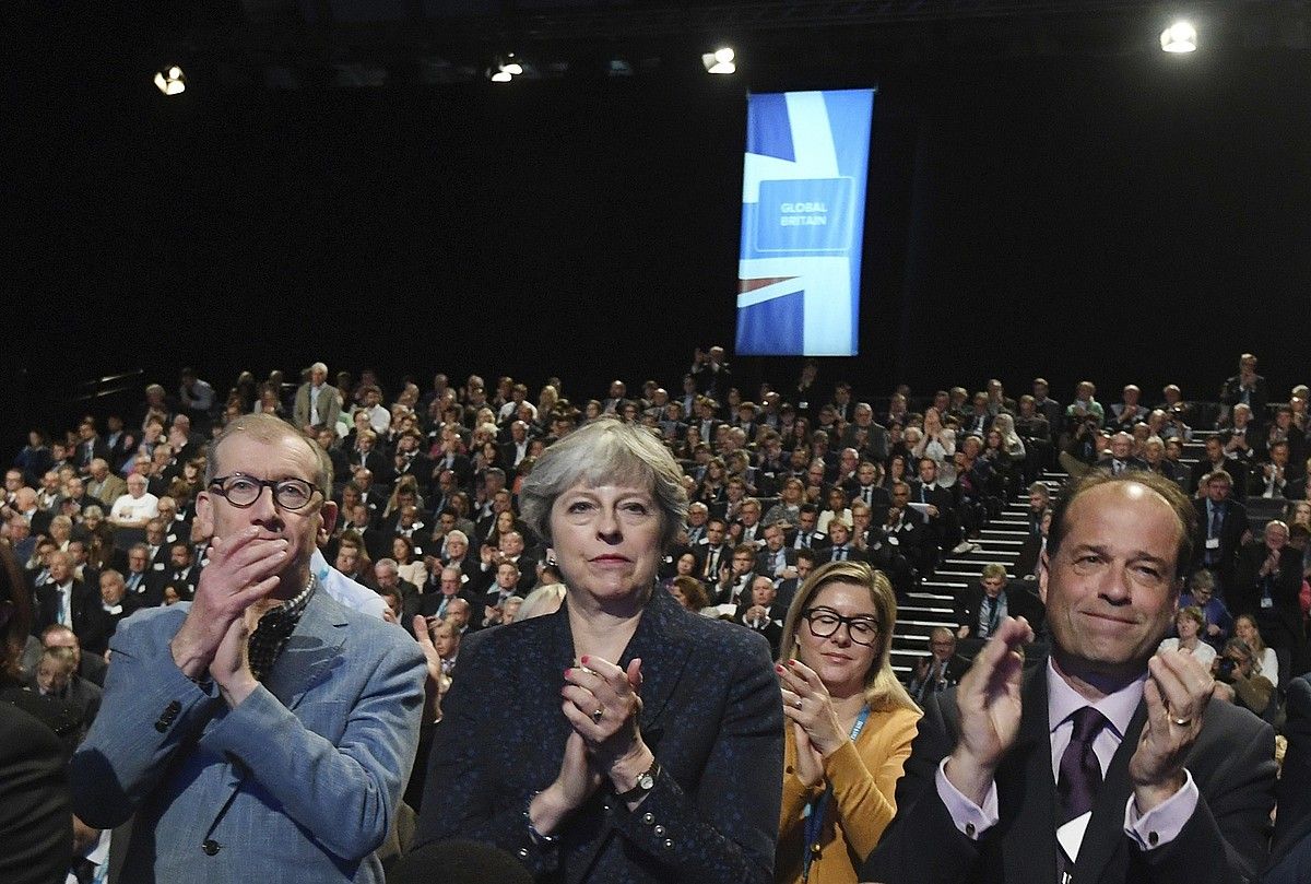 Theresa May lehen ministroa eta Philip May inbertsio funtsetako kudeatzaile eta lehen ministroaren senarra (ezkerrean), tory-ek iaz Manchesterren egin zuten konferentzian. FACUNDO ARRIZABALAGA / EFE.