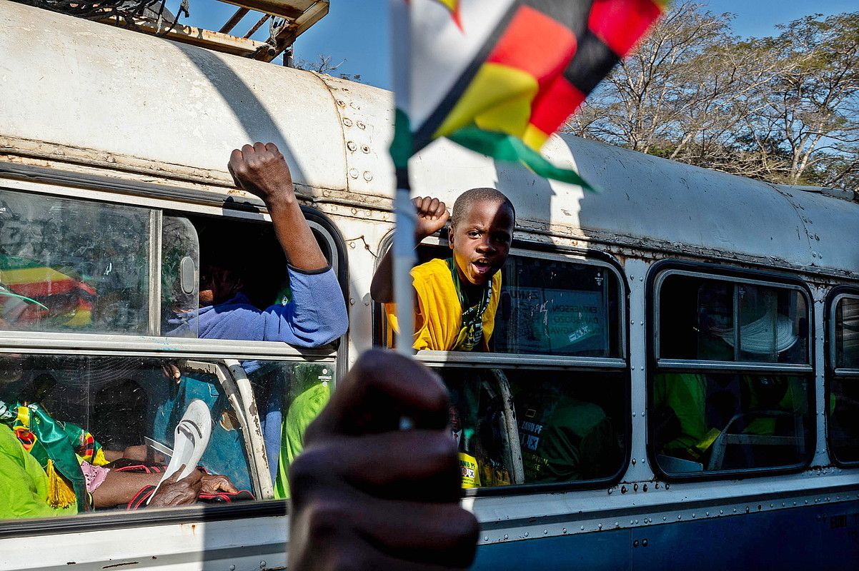 Harare, uztailaren 28a. Bi egun geroago egin zituzten hauteskunde orokorrak. Zimbabwek independentzia lortu zuenetik lehen aldiz, Robert Mugabe ez zen hautagaien artean. YESHIEL PANCHIA / EFE.