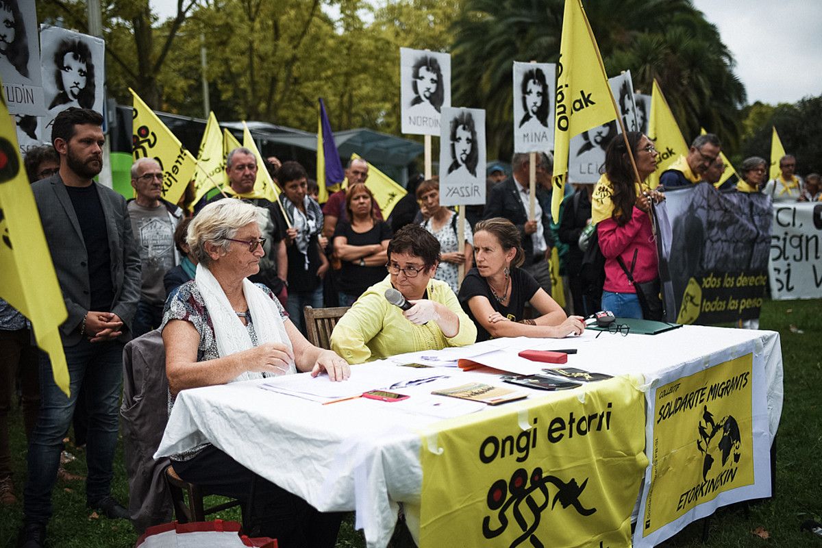 Helene Ducarre, Amaia Fontang eta Catherine Verbruggen Baionan egindako agerraldian, atzo. NAHIA GARAT.