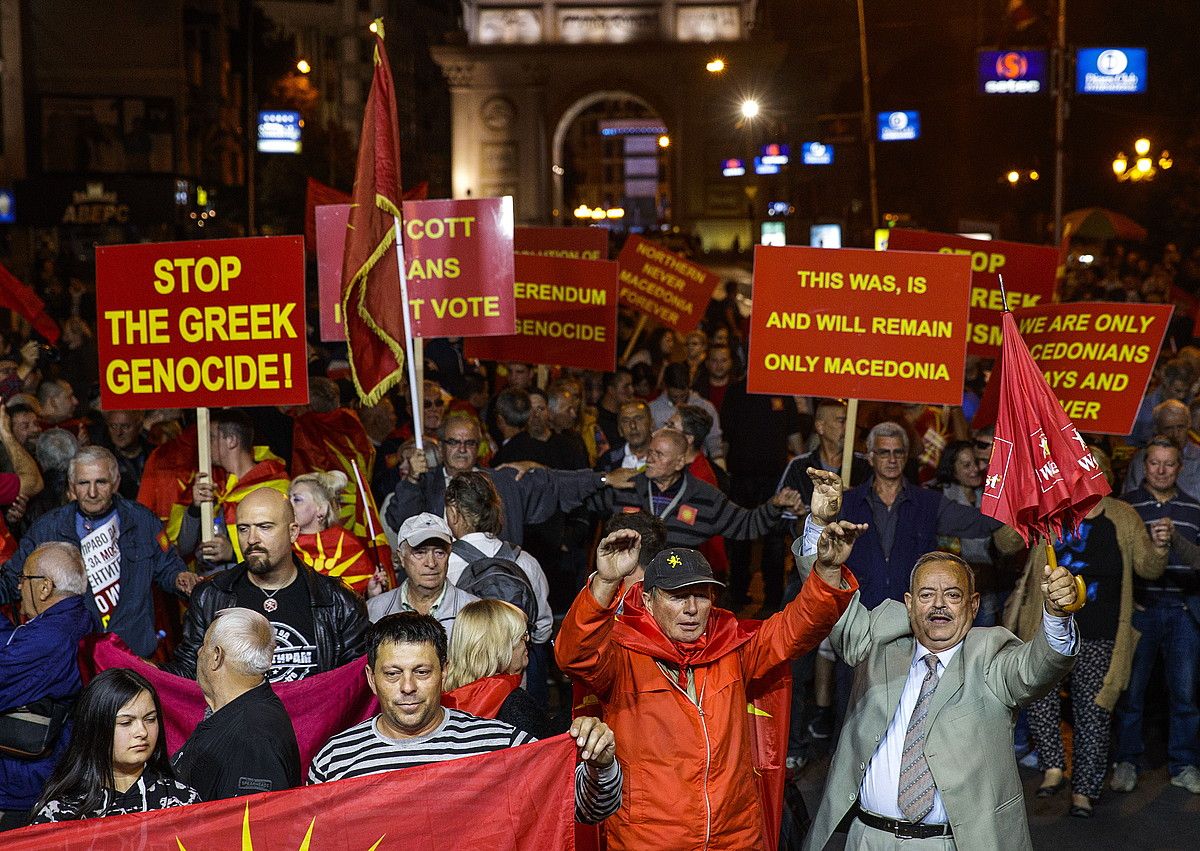 Izen aldaketaren kontrakoak, Skopjen, herenegun, parte hartze eskasa ospatzen. VALDRIN XHEMAJ / EFE.