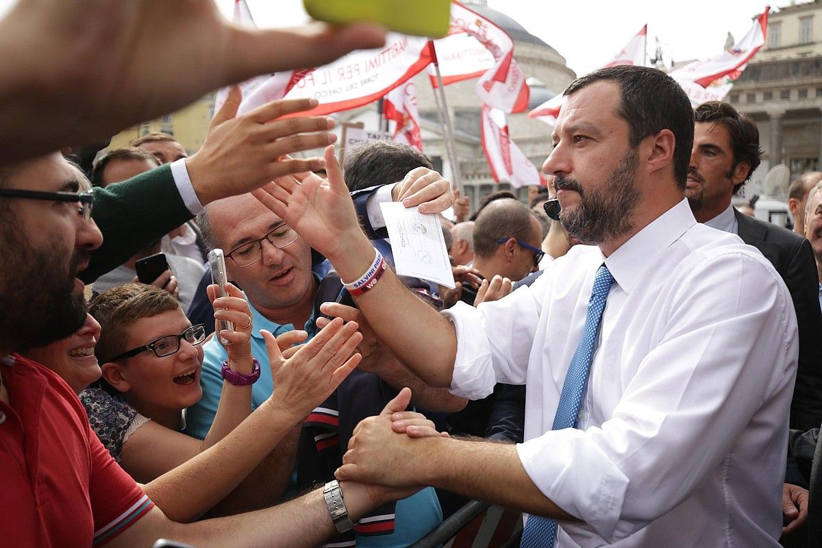 Matteo Salvini Italiako Barne ministro eta Legako liderra, atzo Napolira egindako bisitan. MARCO SALES / EFE. Matteo Salvini Italiako Barne ministro eta Legako liderra, atzo Napolira egindako bisitan. MARCO SALES / EFE.