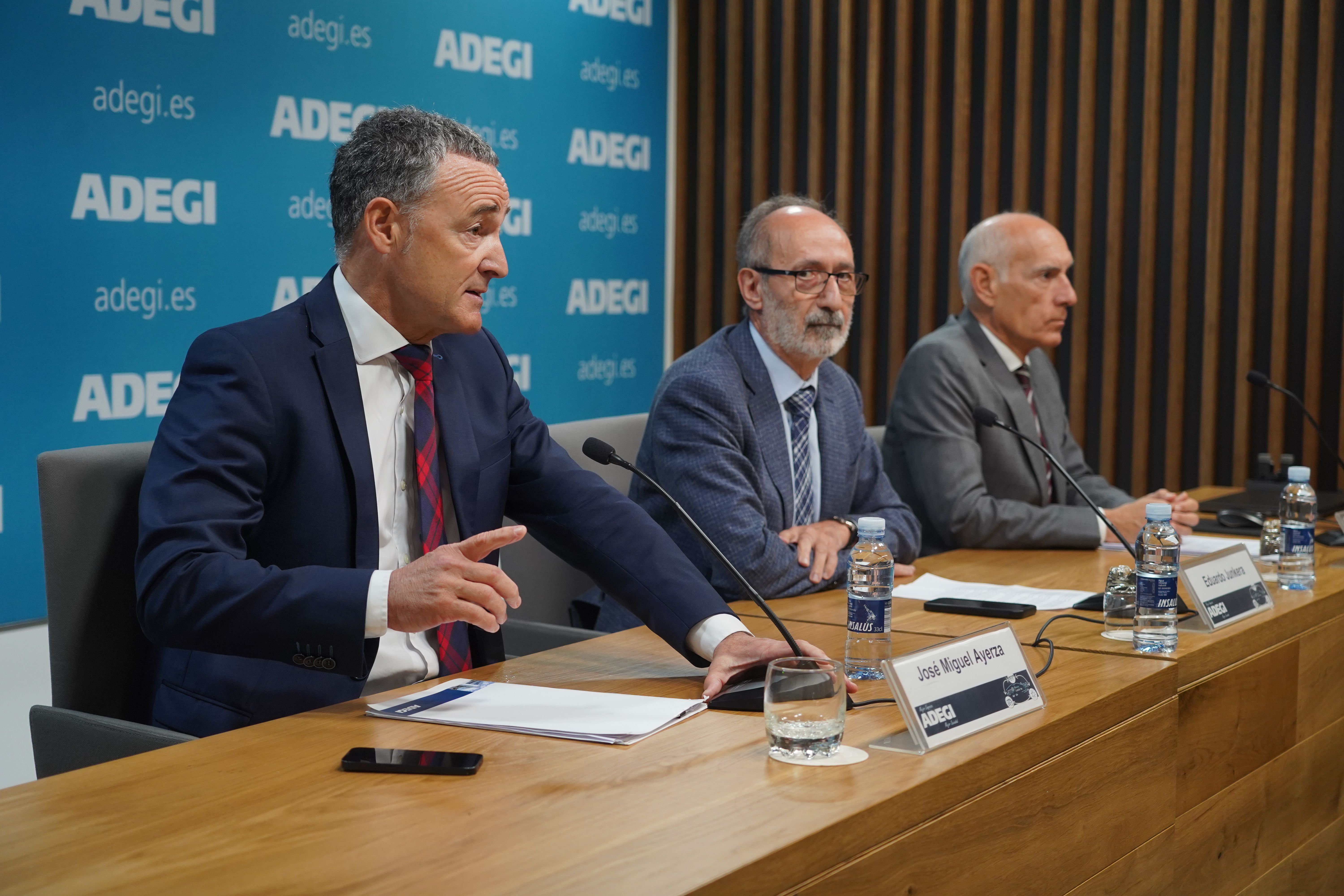 Eduardo Junkera, erdian. Agur esango dio bihar Adegiko presidente karguari. JON URBE / FOKU