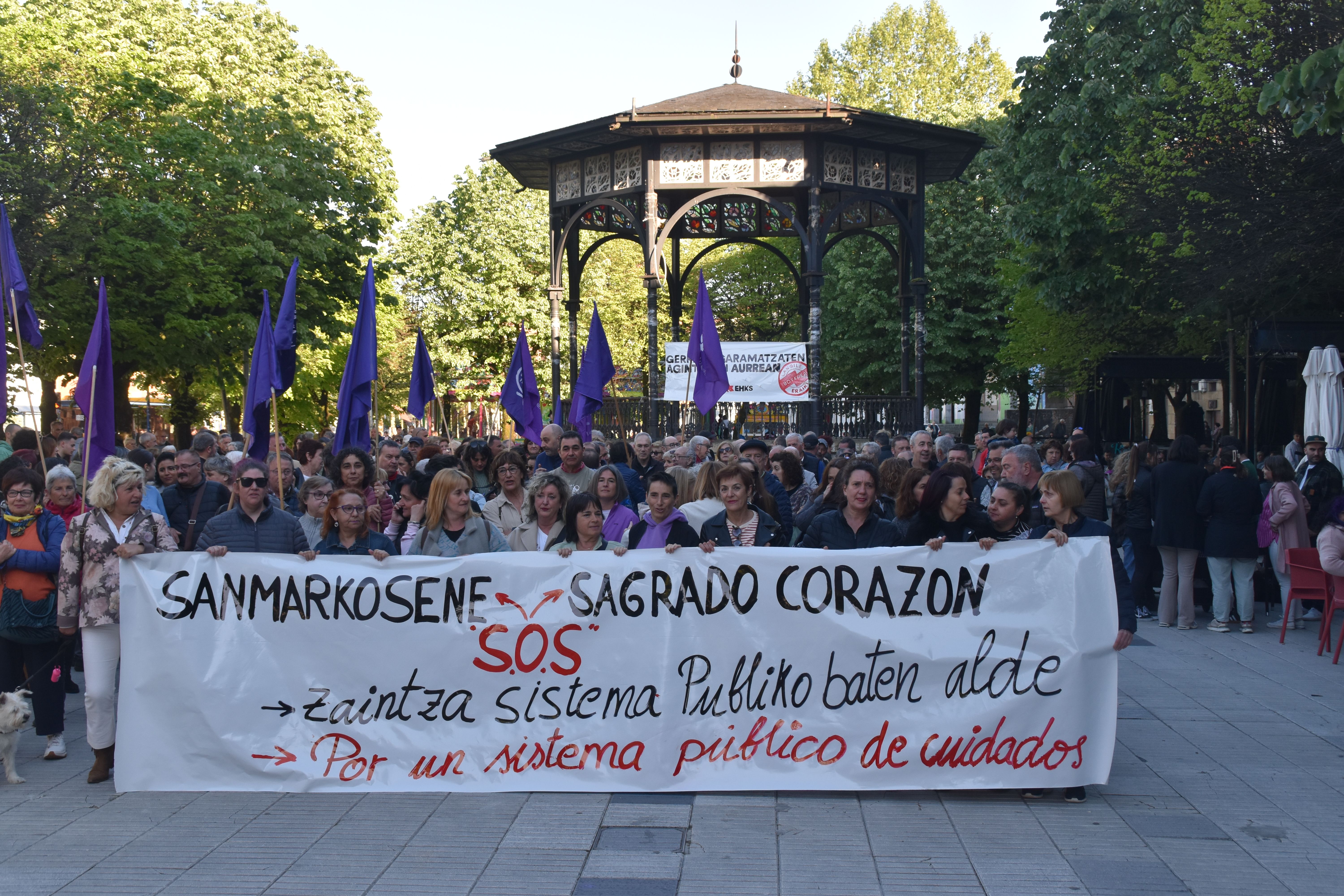 Errenteriako zahar etxeetako langileen aldeko manifestazio jendetsu bat, apirilaren 19an, Errenterian. IKERNE ZARATE