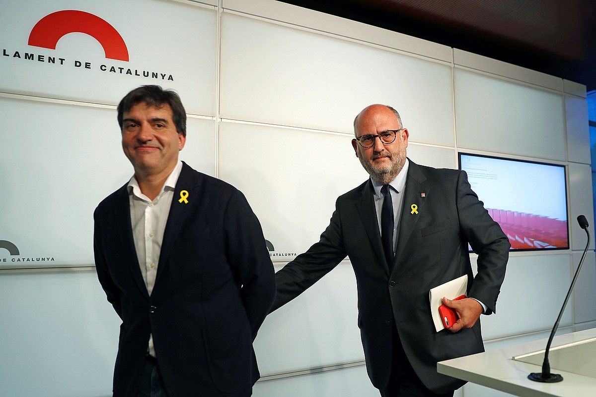 Sergi Sabria (ERC) eta Eduard Pujol (JxC), atzo elkarrekin emandako prentsaurrekoaren ondoren. TONI ALBIR / EFE. Sergi Sabria (ERC) eta Eduard Pujol (JxC), atzo elkarrekin emandako prentsaurrekoaren ondoren. TONI ALBIR / EFE.