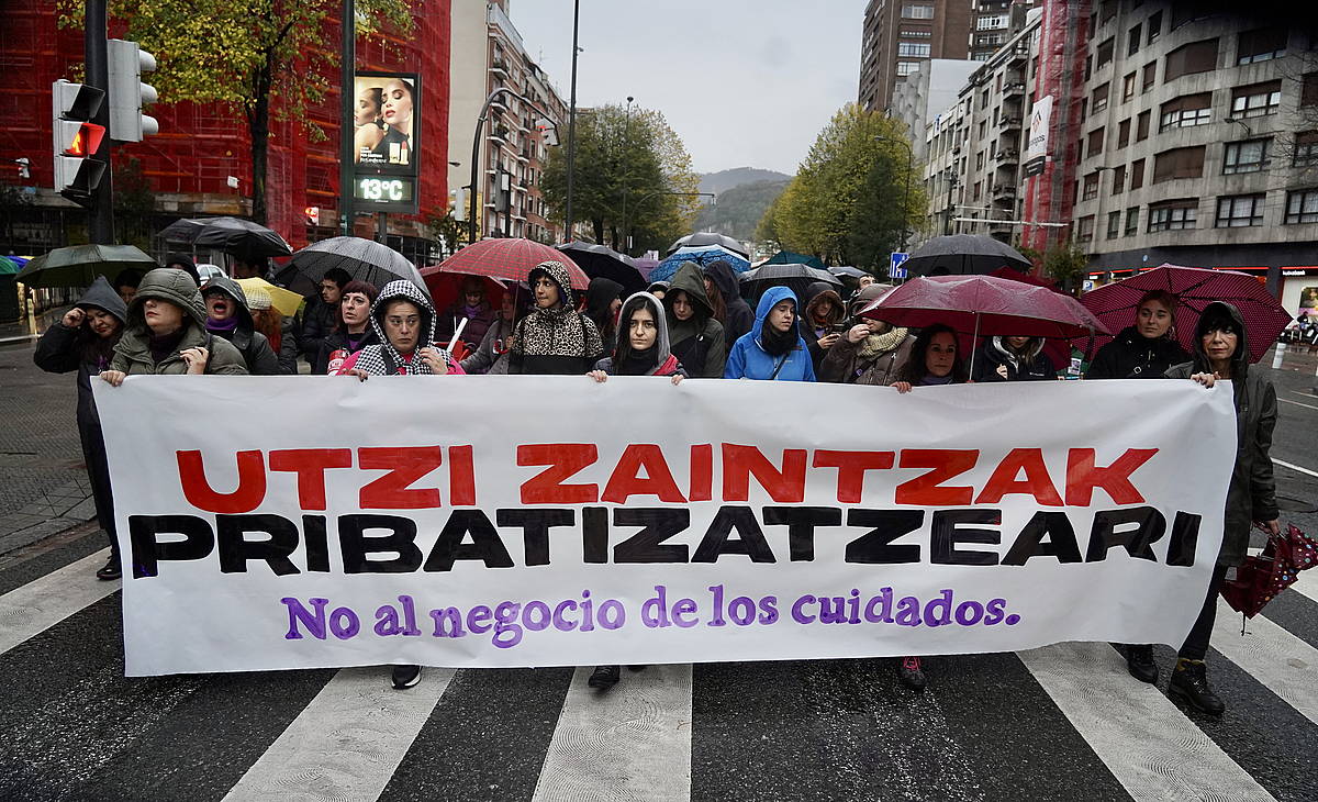 Mugimendu feministak iazko azaroaren 30erako deitu zuen greba orokorraren mobilizazioetako bat, Bilbon. MONIKA DEL VALLE/FOKU
