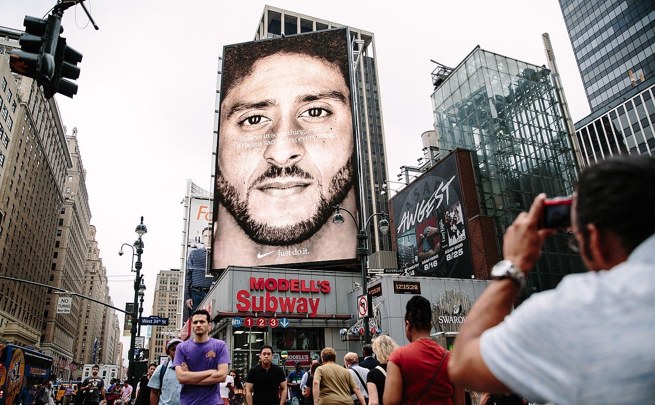 Nikeren iragarkia, Colin Kaepernicken aurpegiarekin, Manhattango (New York, AEB) kale batean. ALBA VIGARAY / EFE. Nikeren iragarkia, Colin Kaepernicken aurpegiarekin, Manhattango (New York, AEB) kale batean. ALBA VIGARAY / EFE.