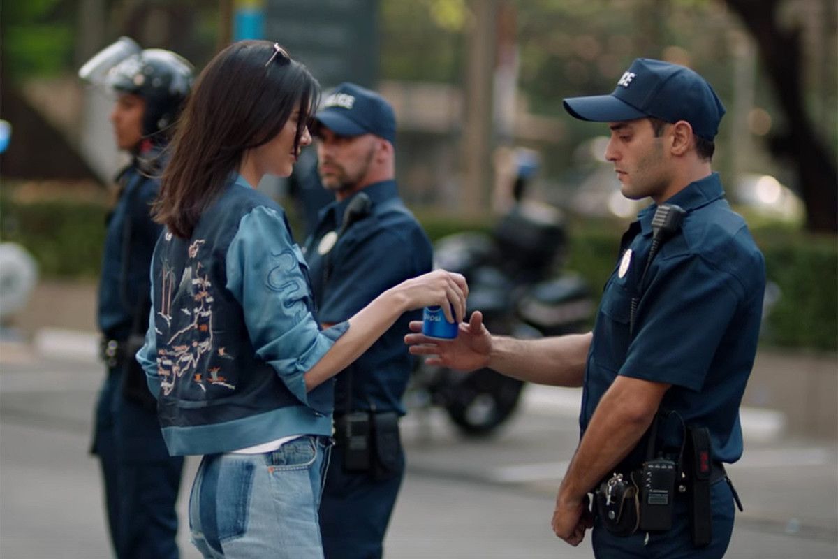 Kendall Jenner Pepsi bat eskaintzen polizia bati. Pepsiren iragarkia. BERRIA.