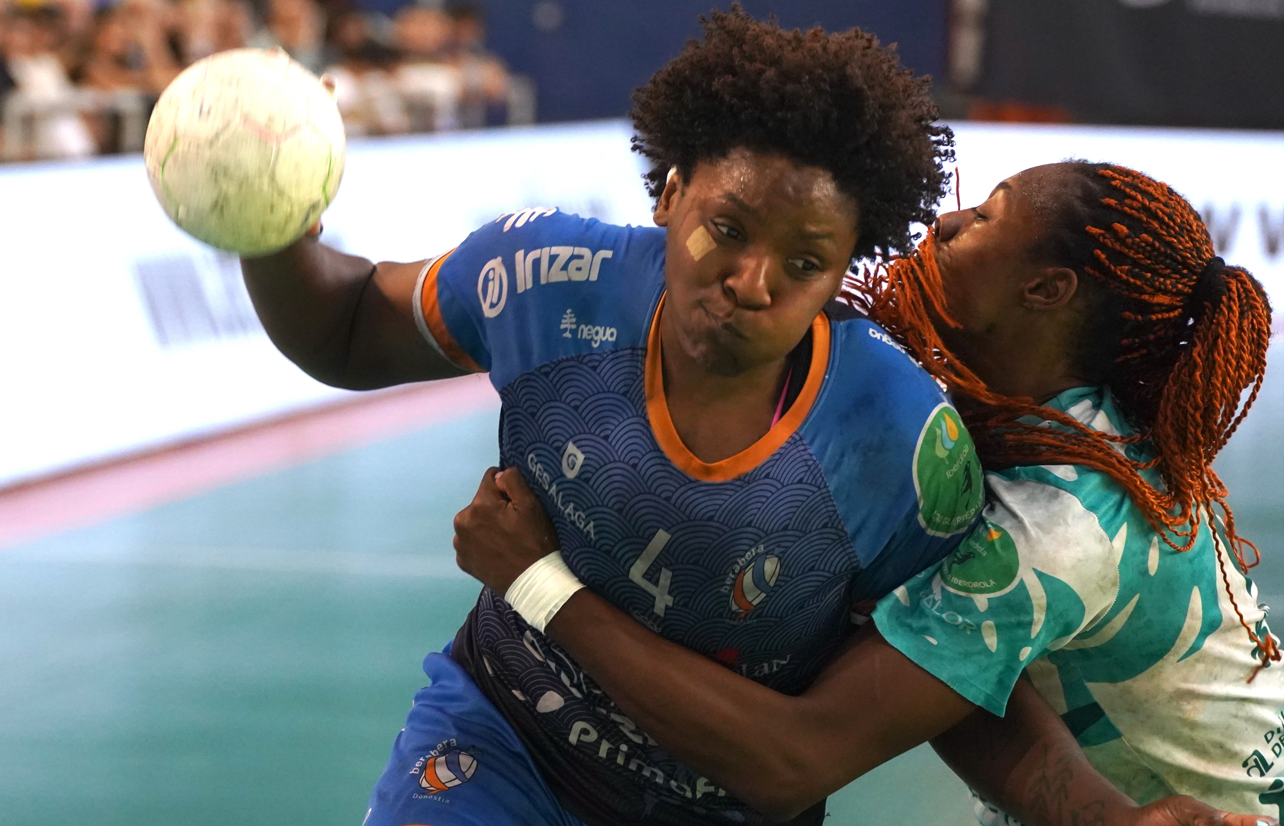 Marianne Fernandes baloia eskuetan duela. FOKU