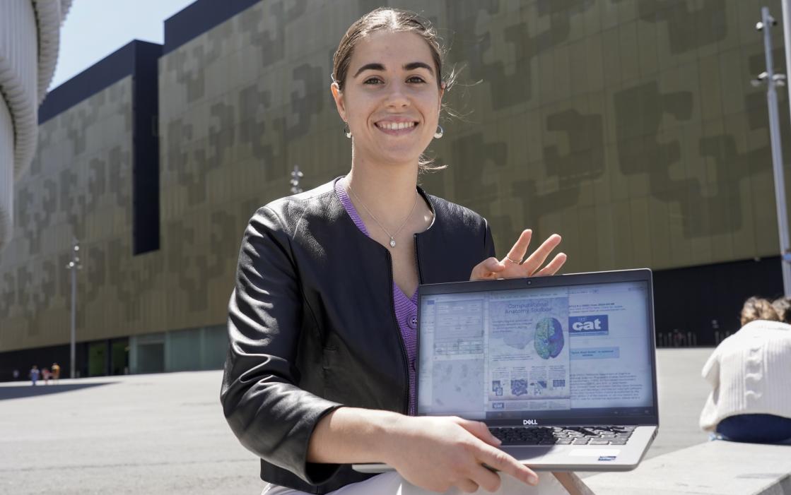 Maitane Martinez informatikaria, herenegun, Bilboko Ingeniaritza eskolaren kanpoan. MARISOL RAMIREZ / FOKU
