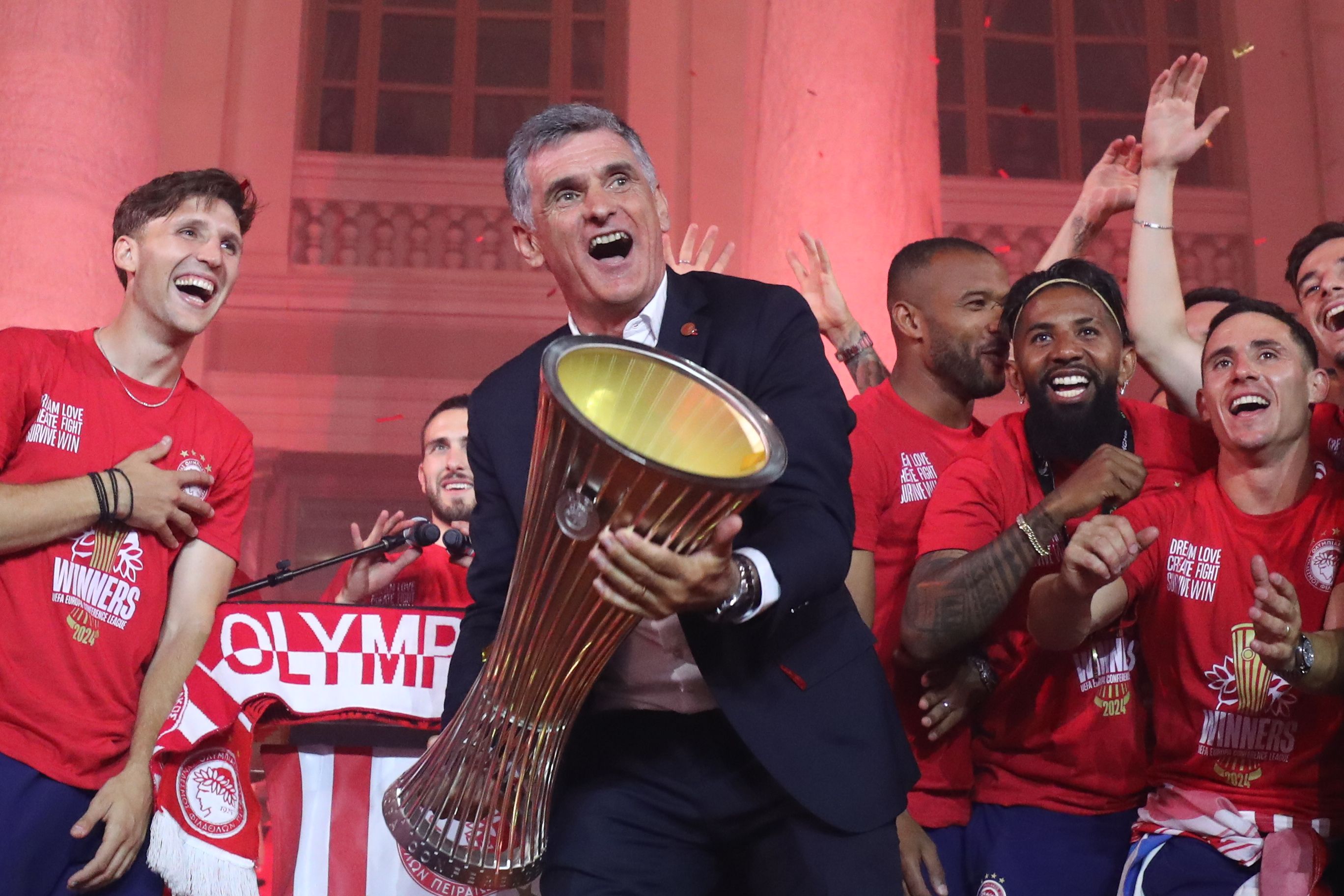 Mendilibar, Konferentzia Ligako garaikurra eskuetan duela. OLYMPIAKOS