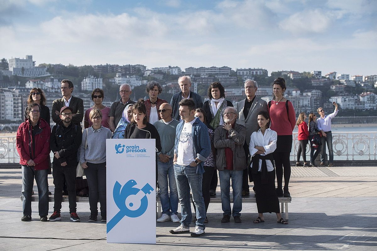 Orain Presoak dinamikako kidea, atzo, Donostiako Alderdi Ederren. JON URBE / FOKU. Orain Presoak dinamikako kidea, atzo, Donostiako Alderdi Ederren. JON URBE / FOKU.