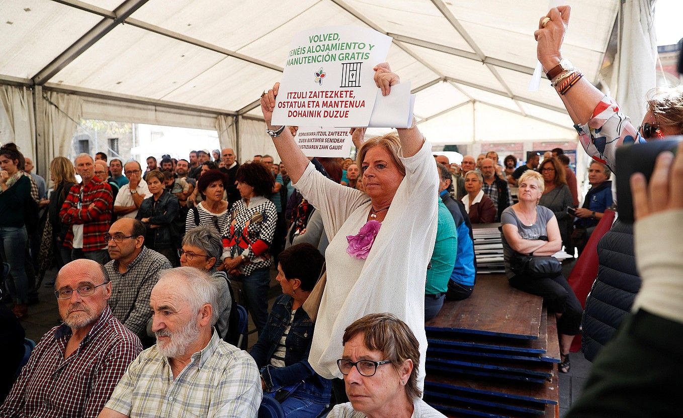 Consuelo Ordoñez Covite elkarteko lehendakaria, atzo, Tolosako ekitaldi nagusian. JAVIER ETXEZARRETA / EFE.