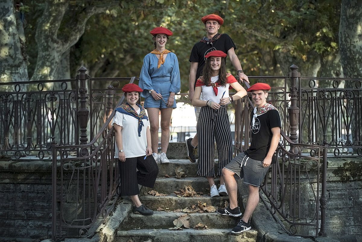 Leire Dorronsoro, Bidane Zabala, Julen Olaskoaga, Nahia Altuna eta Oier Dorronsoro, Hondarribian, Alamedako kioskoan; soinean, txapel gorriak eta Jaizkibelek bereizgarri dituen zapiak. JON URBE / FOKU. Leire Dorronsoro, Bidane Zabala, Julen Olaskoaga, Nahia Altuna eta Oier Dorronsoro, Hondarribian, Alamedako kioskoan; soinean, txapel gorriak eta Jaizkibelek bereizgarri dituen zapiak. JON URBE / FOKU.