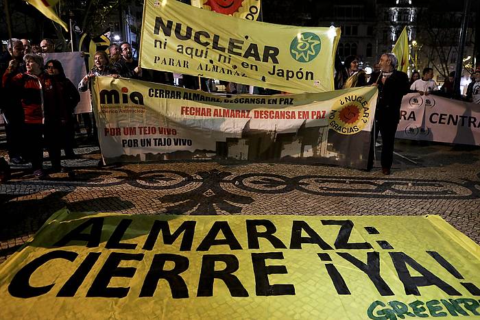 Zentral nuklearren aurkako protesta bat, Espainiak Lisboan duen enbaxadaren aurrean. MIGUEL A. LOPES, EFE