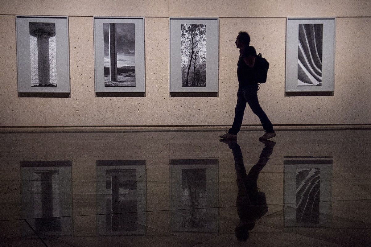 Aitor Ortiz argazkilariaren La memoria trazadora lana martxoaren 4ra arte egongo da Nafarroako Unibertsitateko Museoan. IÑIGO URIZ / FOKU.