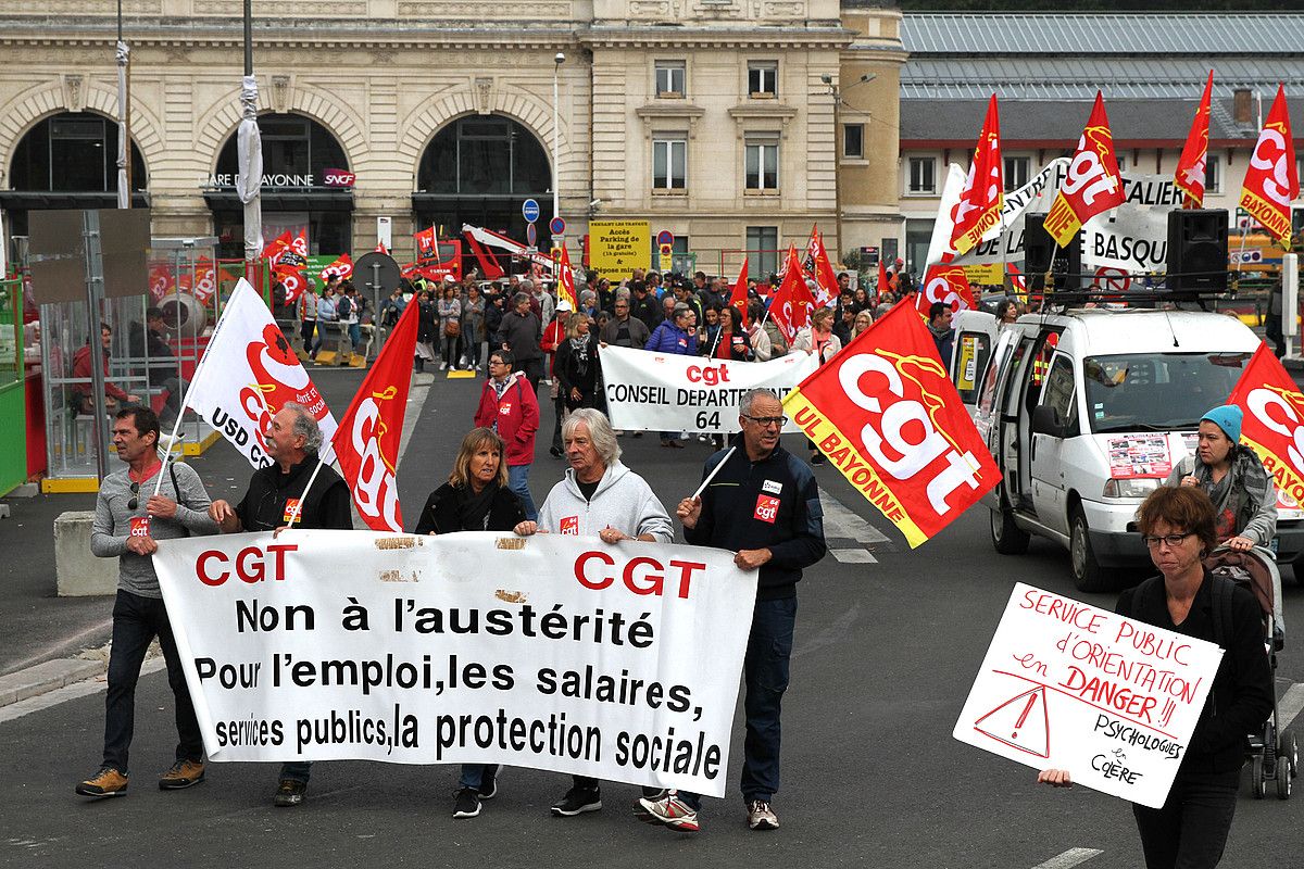 CGT sindikatuko kide batzuk pankartarekin, Frantziako greba deialdiaren harira atzo goizean Baionan egin zen manifestazioan. AURORE LUCAS.
