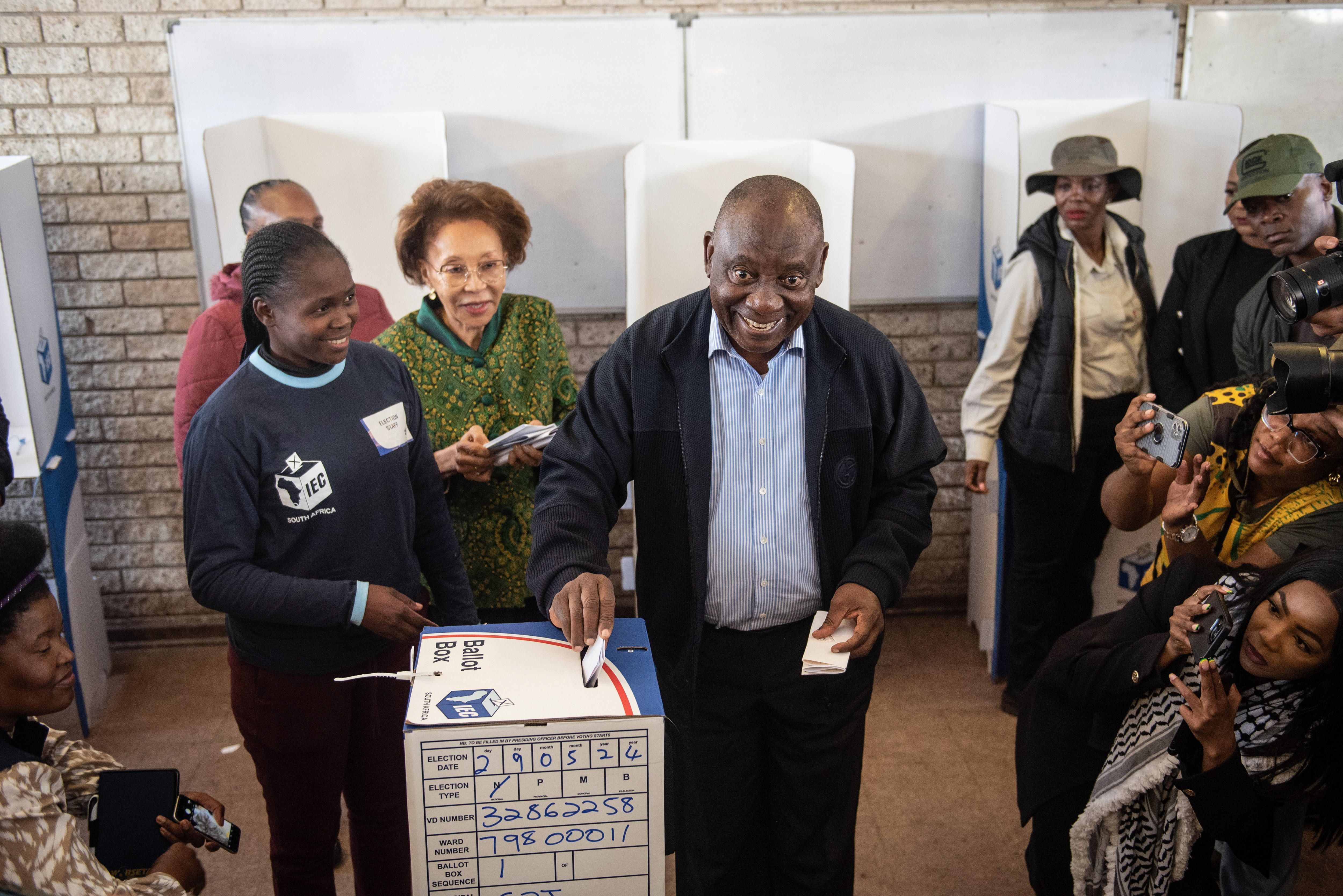 Hegoafrikako presidente eta ANCren hautagai Cyril Ramaphosa botoa ematen, atzo. STRINGER / EFE