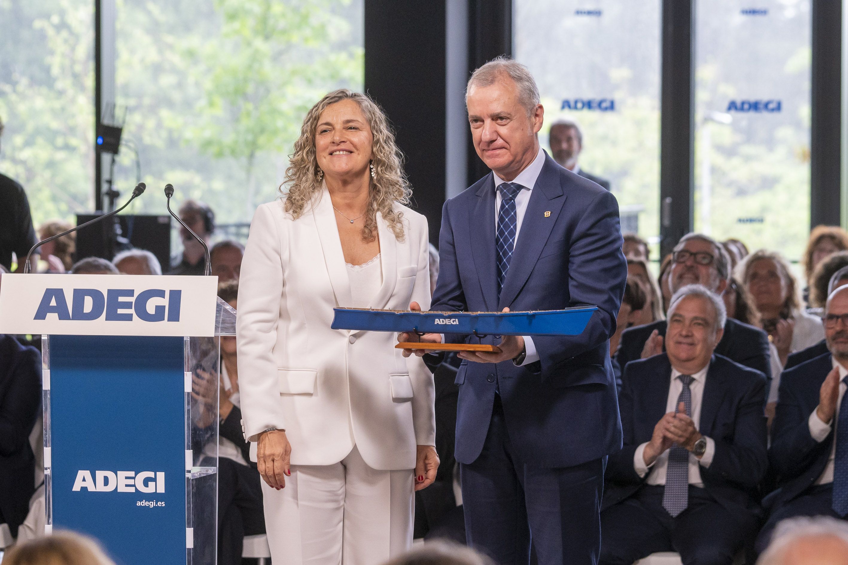 Isabel Busto Adegiko presidente berria eta Iñigo Urkullu Eusko Jaurlaritzako jarduneko lehendakaria, gaur, Donostian. JON RODRIGUEZ BILBAO