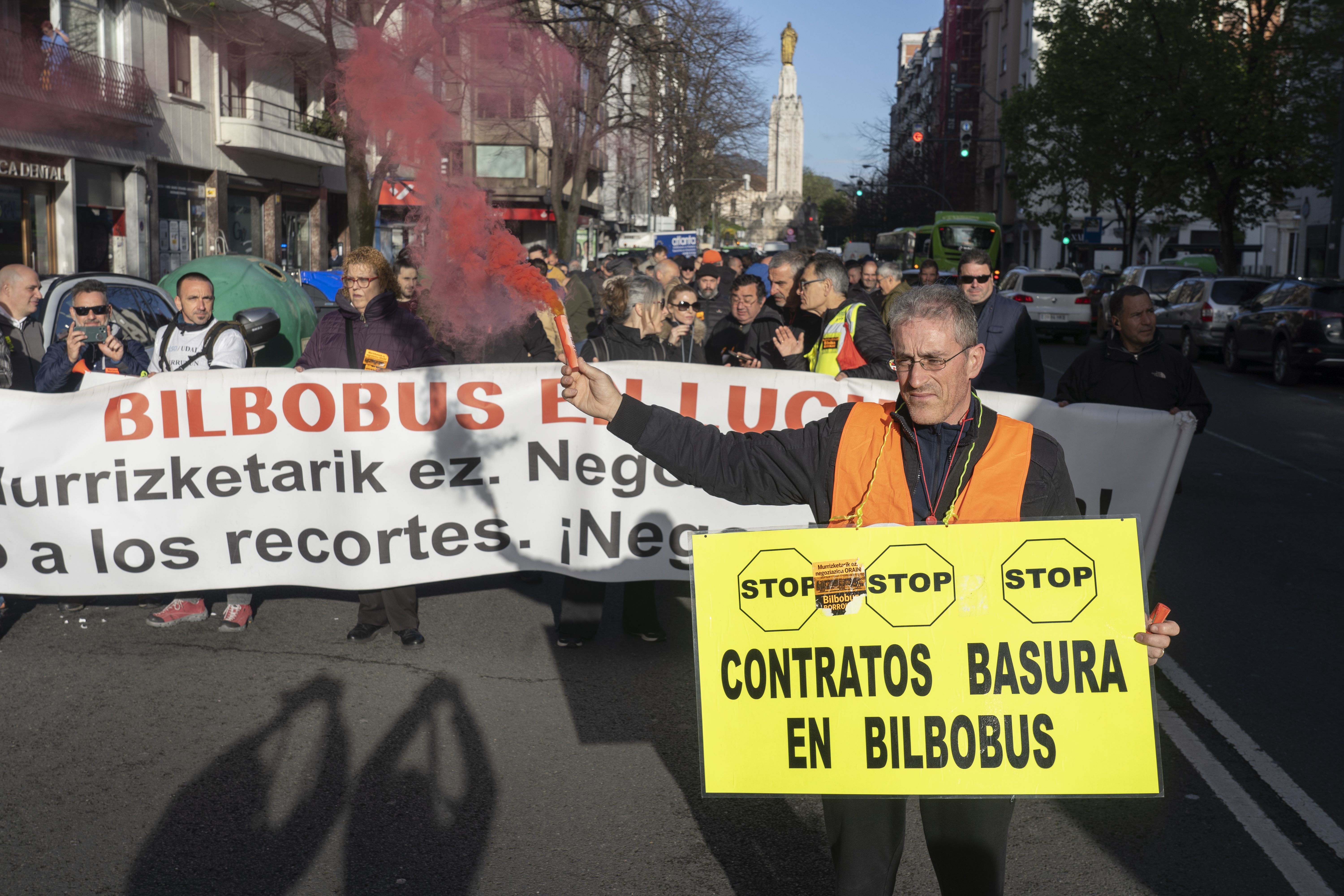  Bilbobuseko langileen protesta, greba mugagabearen lehenengo egunean. MONIKA DEL VALLE / FOKU 
