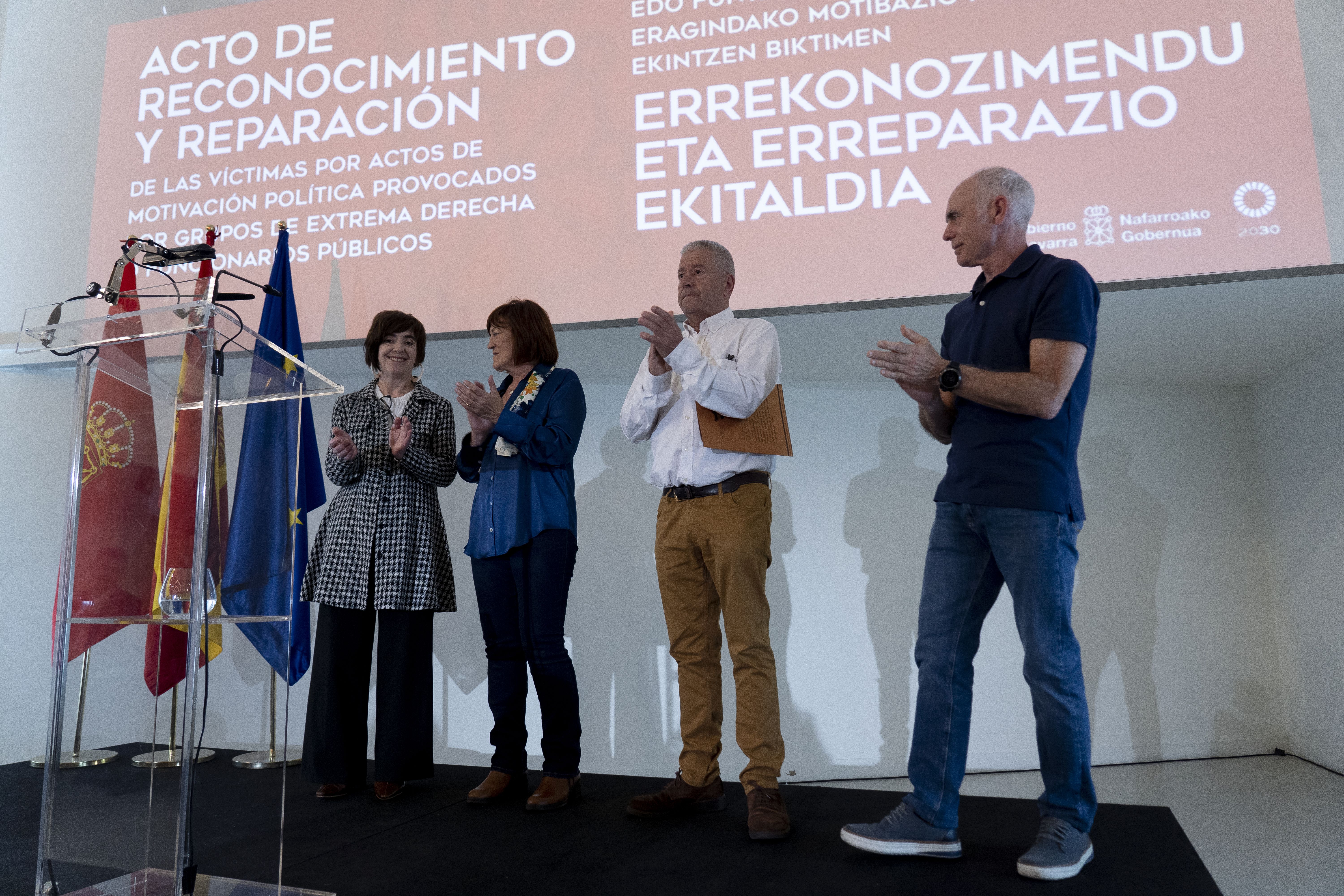 Lau biktimaren ordezkariek hartu dute hitza ekitaldian. IÑIGO URIZ / FOKU