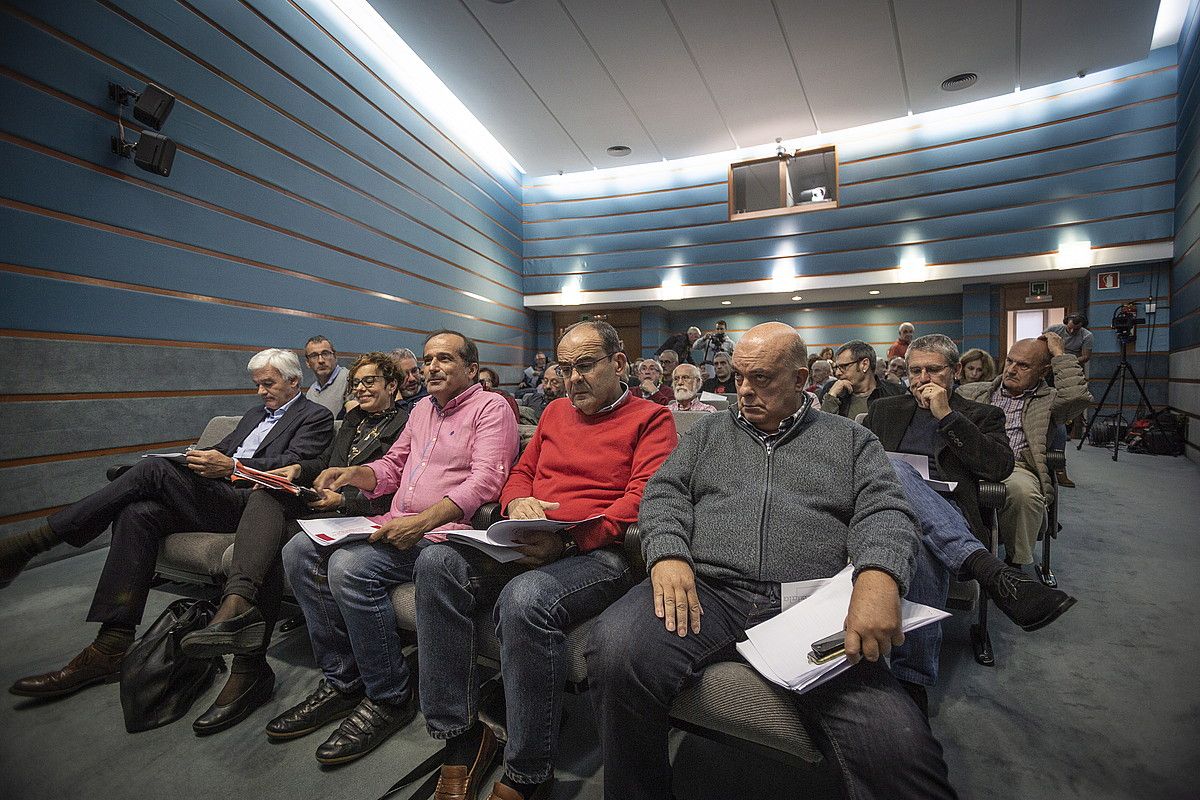 Nazario Oleaga, Amaia Izko, Agus Hernan, Jaime Tapia eta Emilio Olabarria, atzo, Foro Sozialak euskal presoen gradu progresioaren auziaz antolatutako jardunaldian. ENDIKA PORTILLO / FOKU.