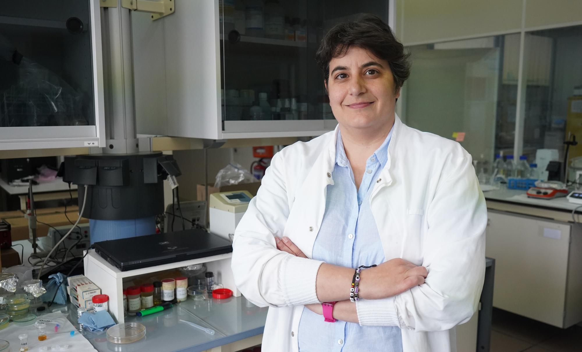 Leire Ruiz ikerlaria laborategian, EHUren Leioako campuseko Zientzia eta Teknologia fakultatean. LEIRE RUIZ