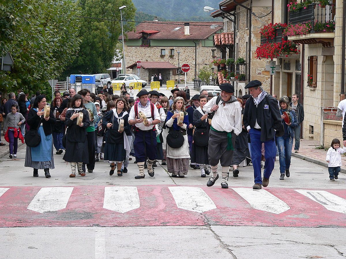 Trikitilariak Arbizuko kaleak alaitzen, iazko Txistor Egunean. BERRIA.