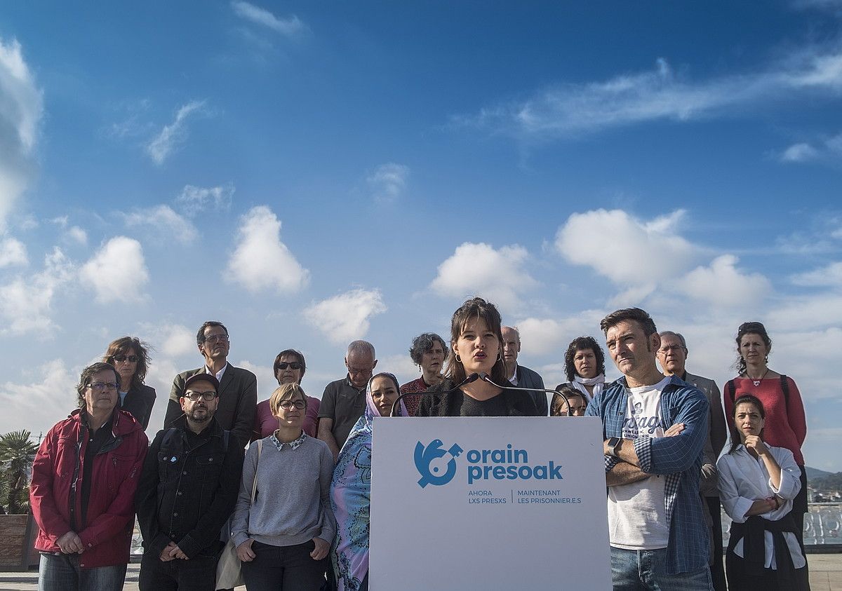 Urriaren 20ko manifestazioaren antolatzaileak. Orain Presoak dinamikako kide batzuk, urriaren 6an, Donostian. Hizketan, Olatz Iglesias. JON URBE / FOKU.