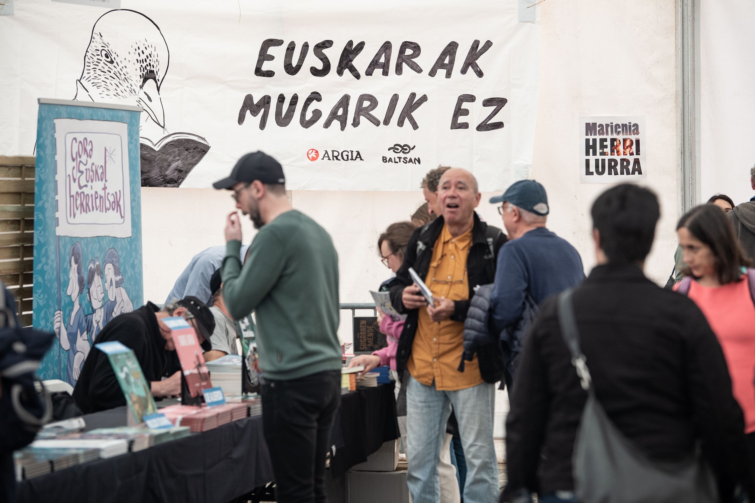 Ziburuko azokako argitaletxeen karpa pean, Ziburuko plazan. PATXI BELZAITZ