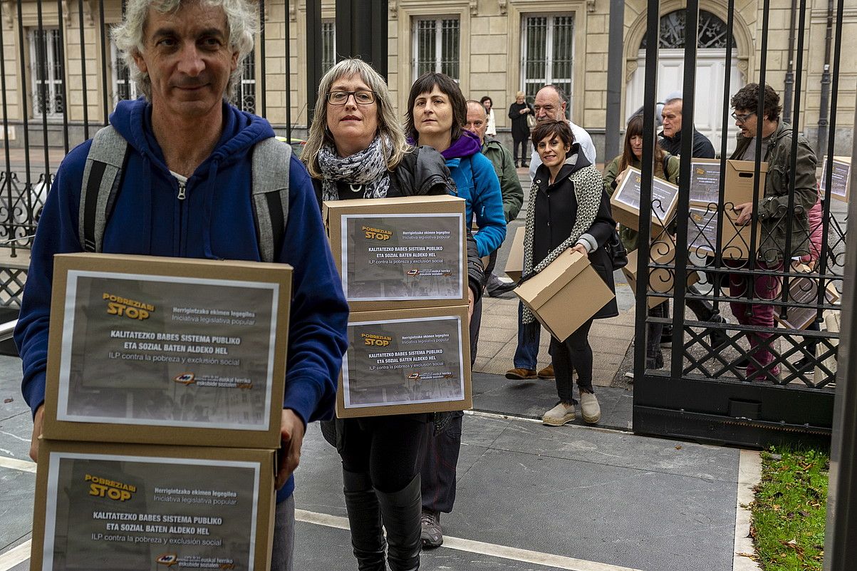 Euskal Herriko Eskubide Sozialen Gutuneko ordezkariak, bildutako sinadurak legebiltzarrera sartzen, atzo Gasteizen. JAIZKI FONTANEDA / FOKU. Euskal Herriko Eskubide Sozialen Gutuneko ordezkariak, bildutako sinadurak legebiltzarrera sartzen, atzo Gasteizen. JAIZKI FONTANEDA / FOKU.