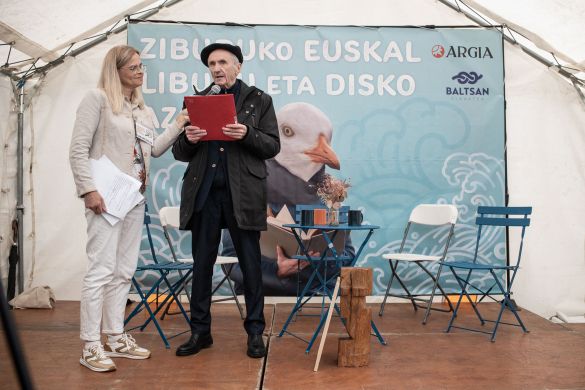 Maialen Tapia eta Daniel Landart Ziburuko azokako Landarten omenaldian Maialen Tapia eta Daniel Landart Ziburuko azokako Landarten omenaldian