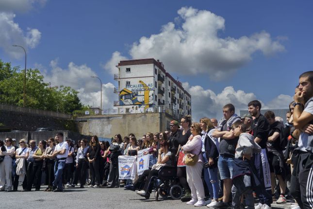 Gaur eguerdiko protestaren irudia, atzean 'Escalerillas' eraikina dutela. JON URBE / FOKU Gaur eguerdiko protestaren irudia, atzean 'Escalerillas' eraikina dutela. JON URBE / FOKU