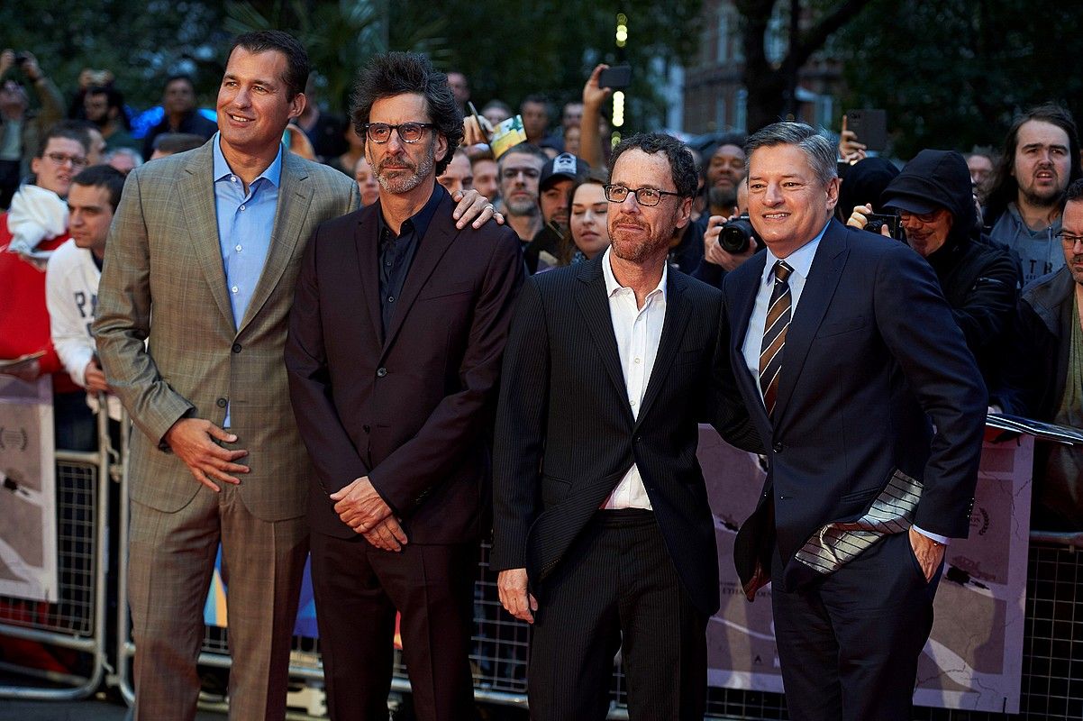 Scott Stuber ekoizlea, Joel eta Ethan Coen eta Netflixen buru Ted Sarandos, joan zen astean, Londresen. NIKLAS HALLEN / EFE. Scott Stuber ekoizlea, Joel eta Ethan Coen eta Netflixen buru Ted Sarandos, joan zen astean, Londresen. NIKLAS HALLEN / EFE.