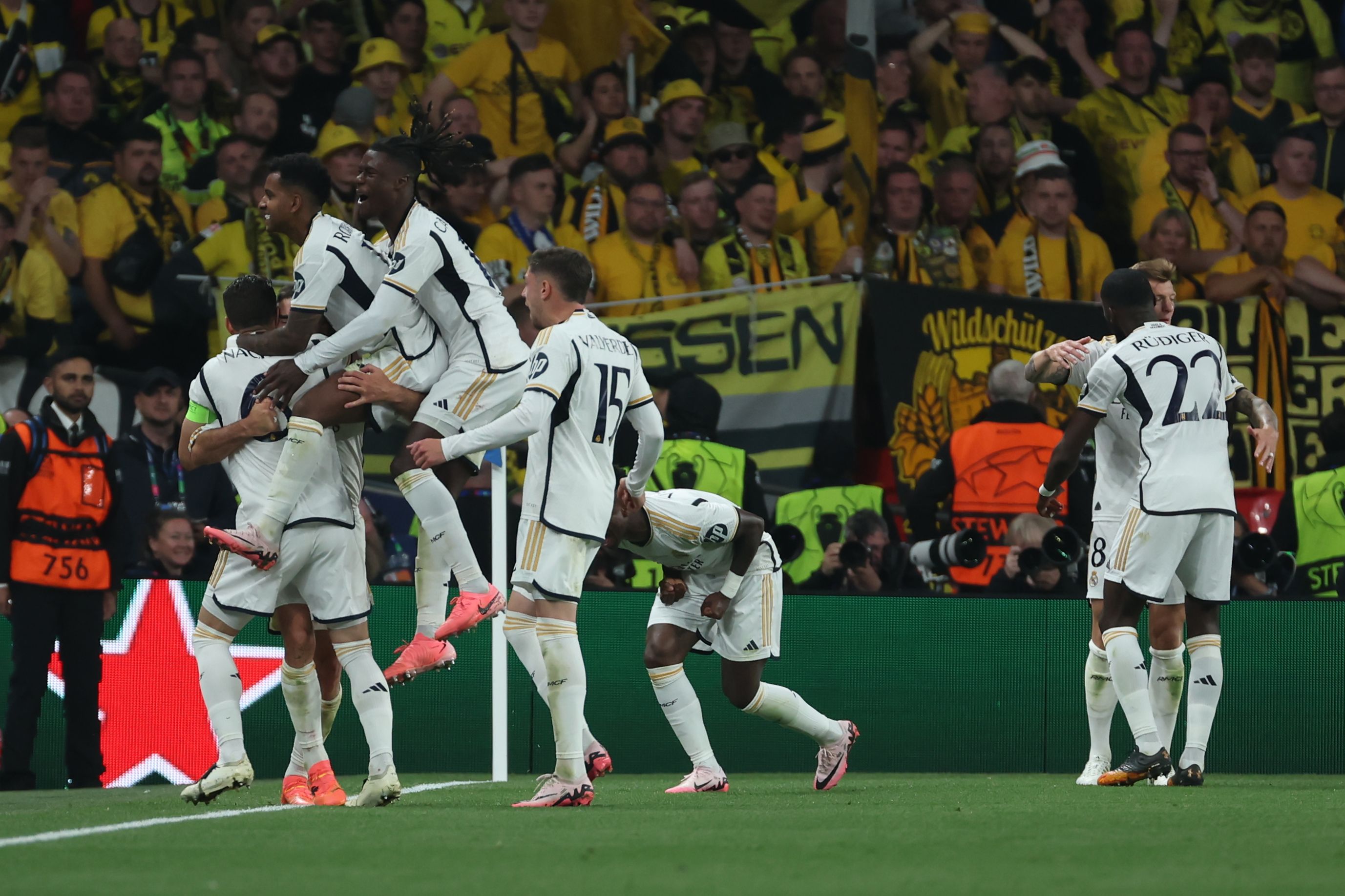 Real Madrileko jokalariak, lehen gola ospatzen. ADAM VAUGHAN / EFE