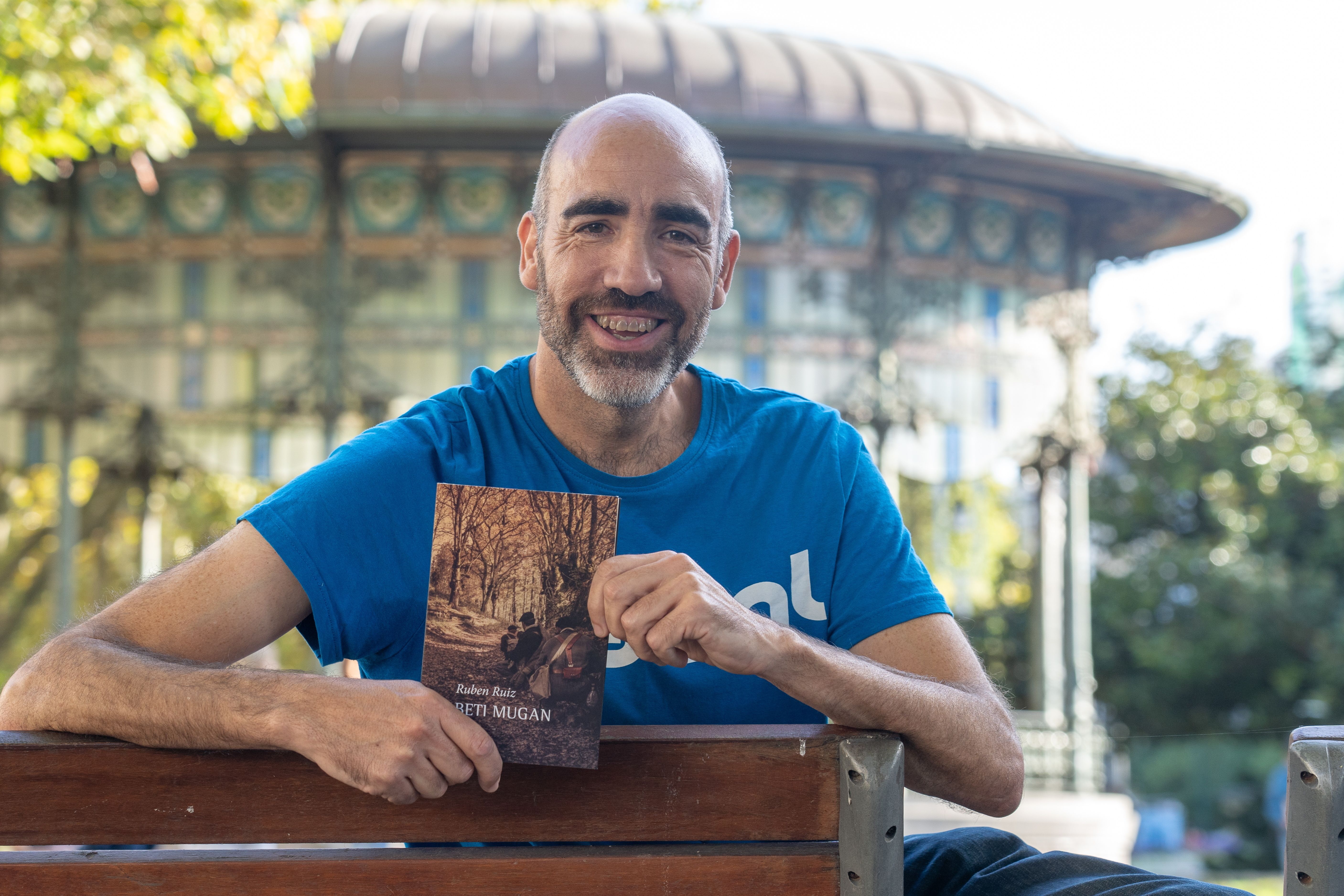 Ruben Ruiz idazlea 'Beti mugan' eleberria aurkeztu zuenean.