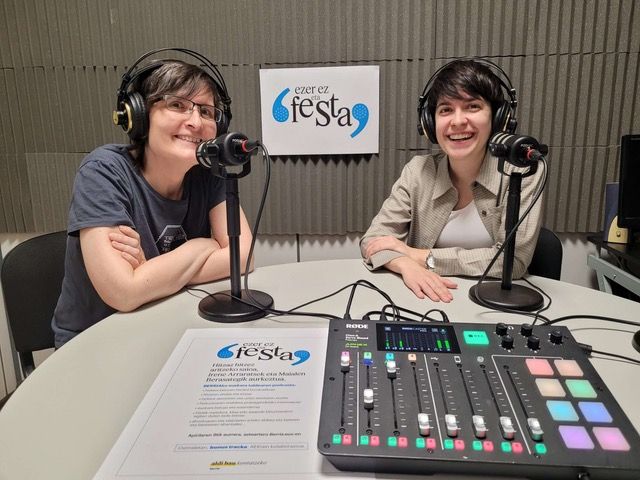 Irene Arrarats eta Maialen Berasategi, 'Ezer ez eta festa' podcastaren aurkezleak. ARANTXA ARTOLA