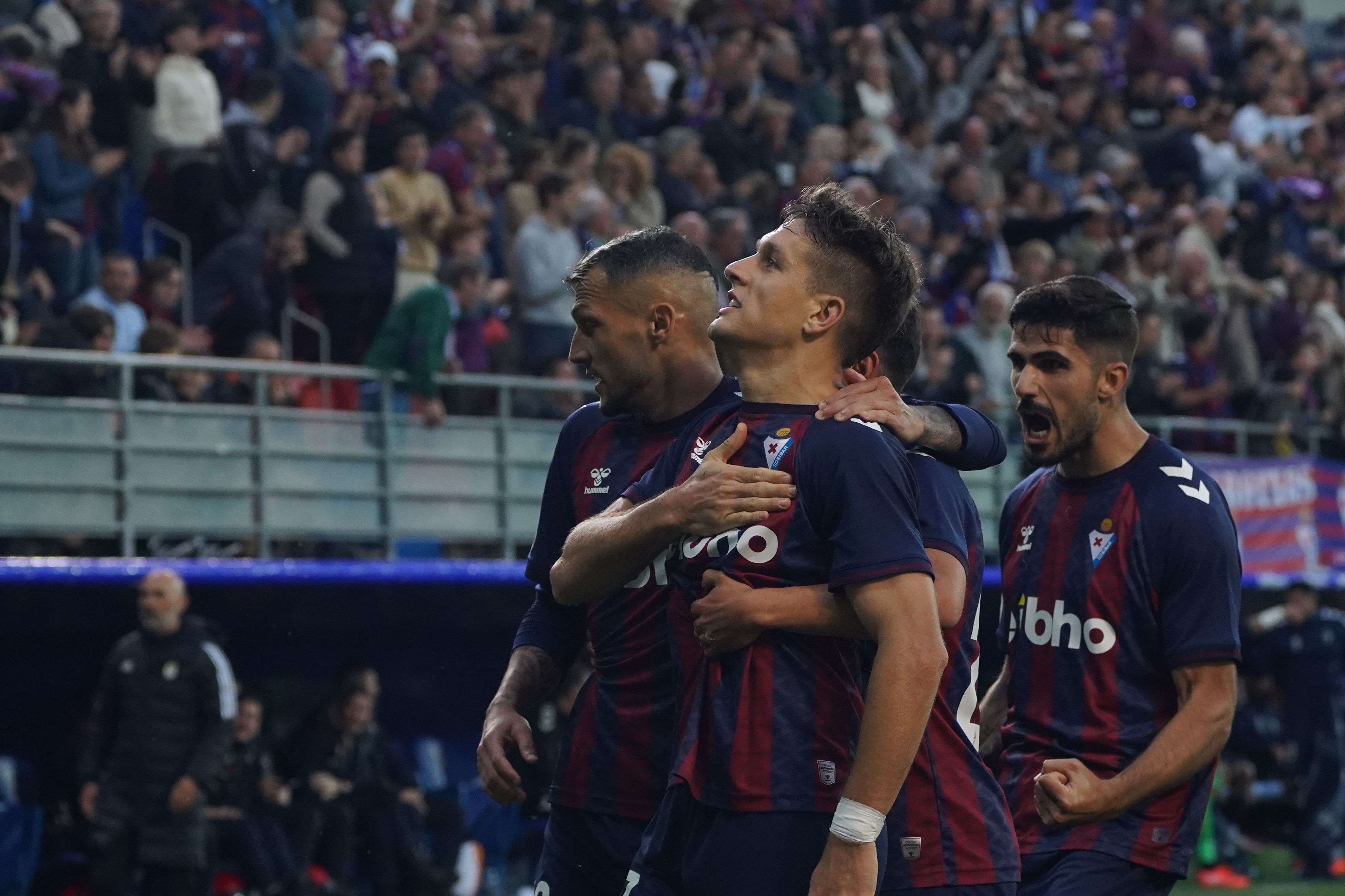 Jose Corpas Eibarreko jokalaria berak sartutako gola ospatzen. JON URBE / FOKU