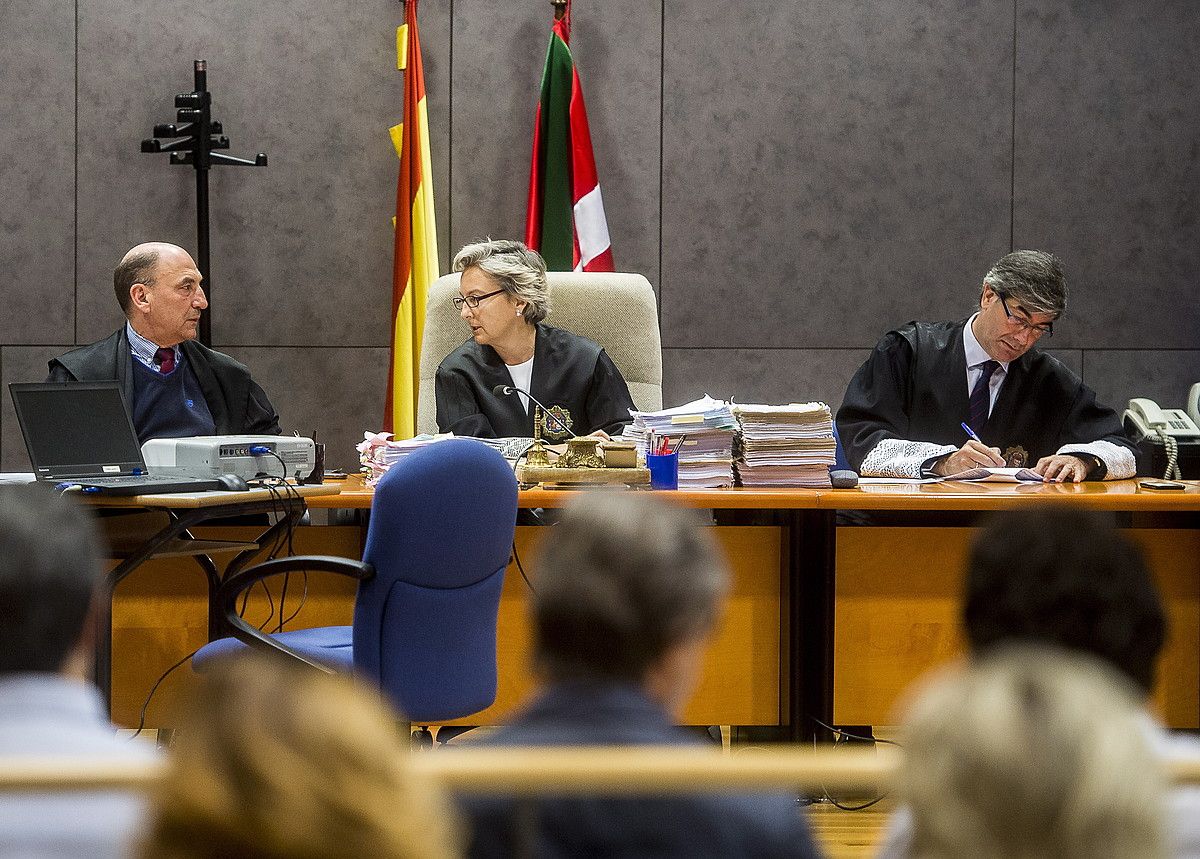Iñigo Cabacasen hilketaren epaiketan sei lekukok deklaratu zuten atzo. LUIS JAUREGIALTZO / FOKU. Iñigo Cabacasen hilketaren epaiketan sei lekukok deklaratu zuten atzo. LUIS JAUREGIALTZO / FOKU.
