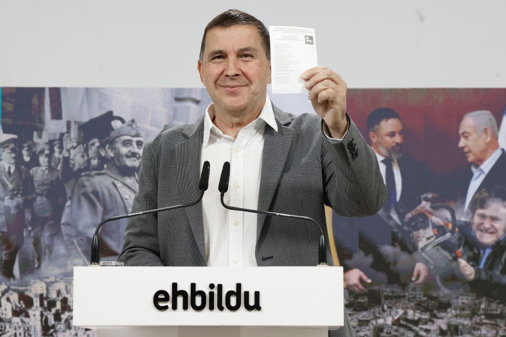 Arnaldo Otegi, gaur eguerdiko agerraldian. JAVI COLMENERO / EFE Arnaldo Otegi, gaur eguerdiko agerraldian. JAVI COLMENERO / EFE