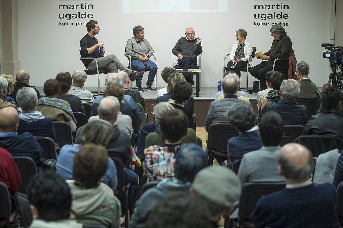 Beñat Sarasola, Itxaro Borda, Anjel Lertxundi, Miren Azkarate eta Joxerra Garzia, atzo, Martin Ugalde Foroan. JON URBE / FOKU.