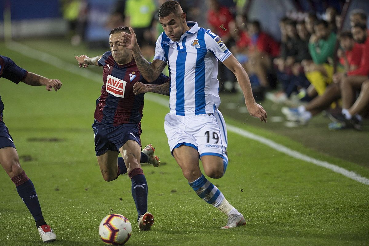 Theo Hernandez —eskuinetara— Ruben Peñarekin lehian. JUAN CARLOS RUIZ / FOKU. Theo Hernandez —eskuinetara— Ruben Peñarekin lehian. JUAN CARLOS RUIZ / FOKU.