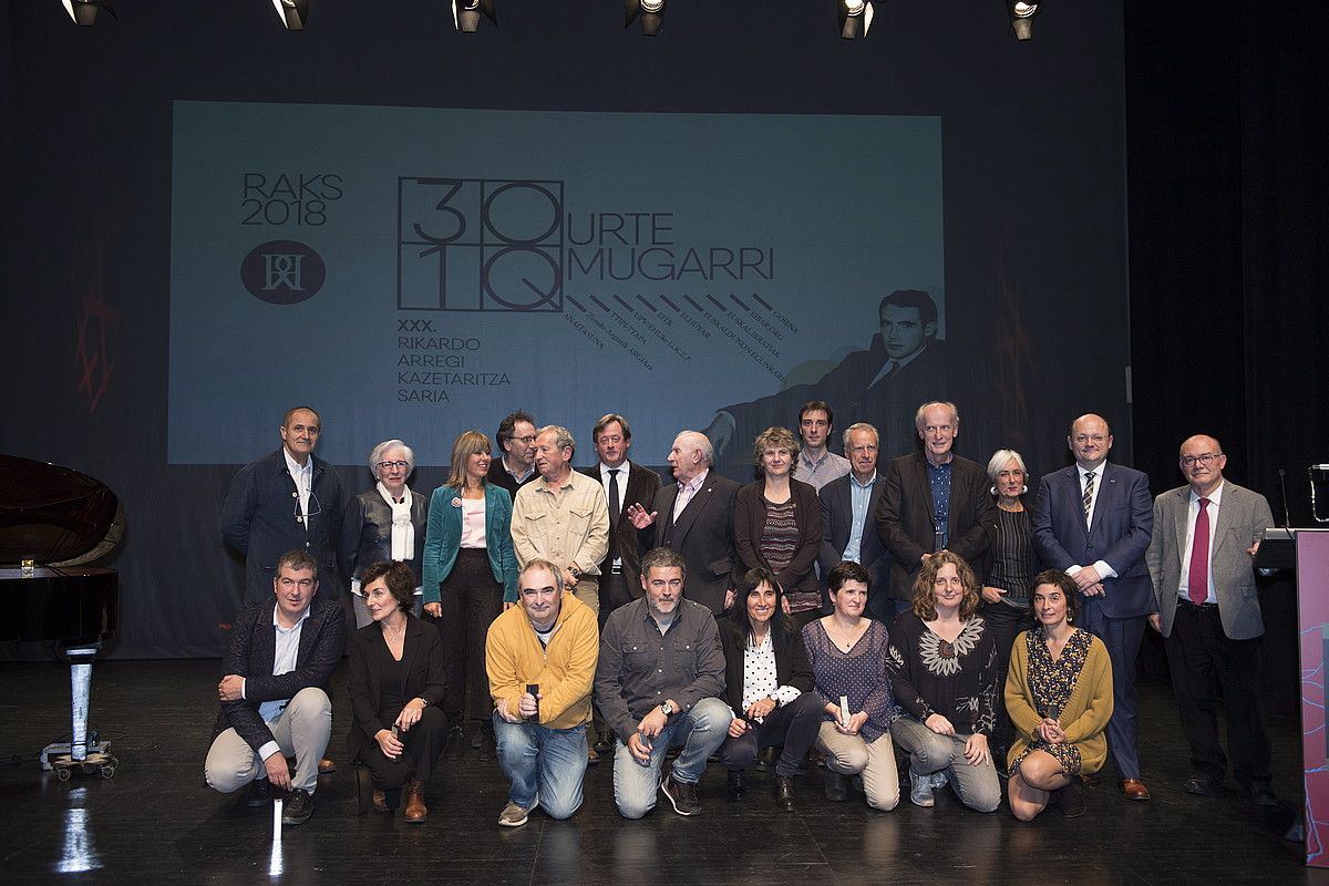 Goiena. Elixabete Garmendia kazetariak eman zuen. Iban Arantzabal zuzendariak hartu zuen, eta «hizkuntza komunitatearen» esanetara aritzea giltzarri dela oroitarazi. JUAN CARLOS RUIZ / @FOKU.