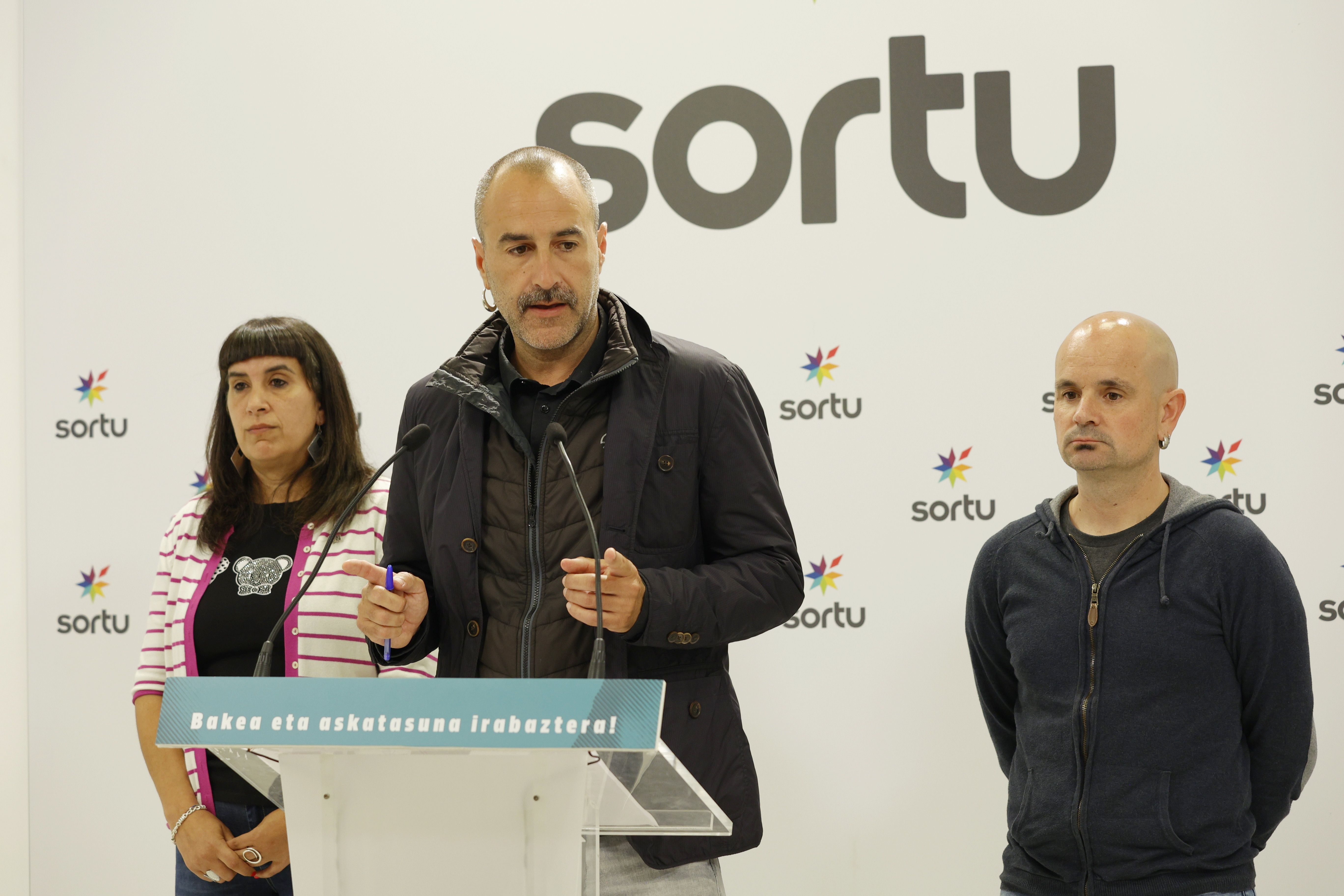 Larrarte, azalpenak ematen, San Vicente eta Altuna alboan dituela. MAIALEN ANDRES / FOKU