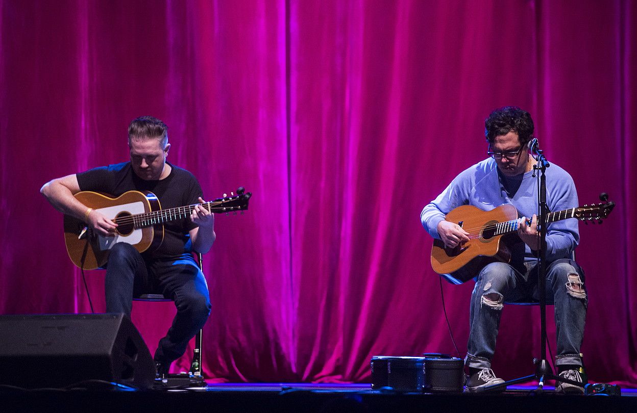 Damien Jurado estatubatuarra (ezkerrean), Josh Gordon gitarristarekin batera aritu zen tarte batean. MARISOL RAMIREZ / FOKU.